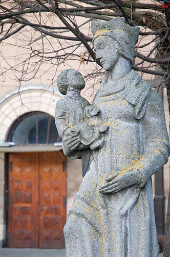 Warm-Maz, figurka przed kosciolem sw. Antoniego w Braniewie.
